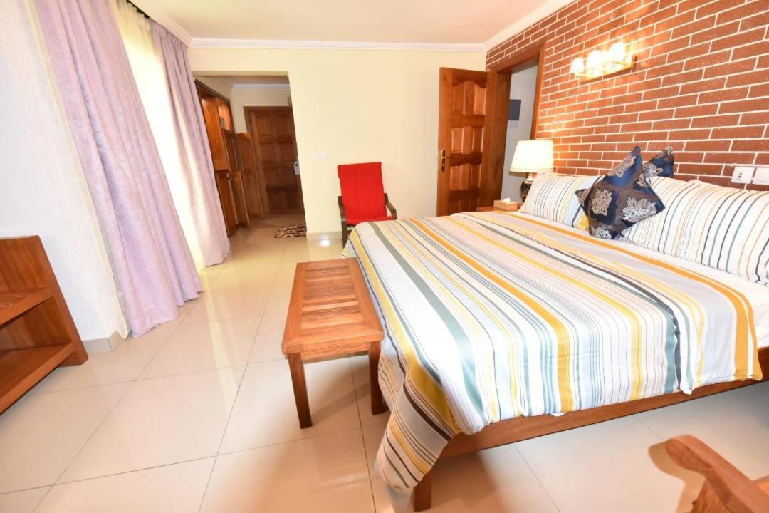 Grand Hôtel Aeroport Douala Esterno foto
